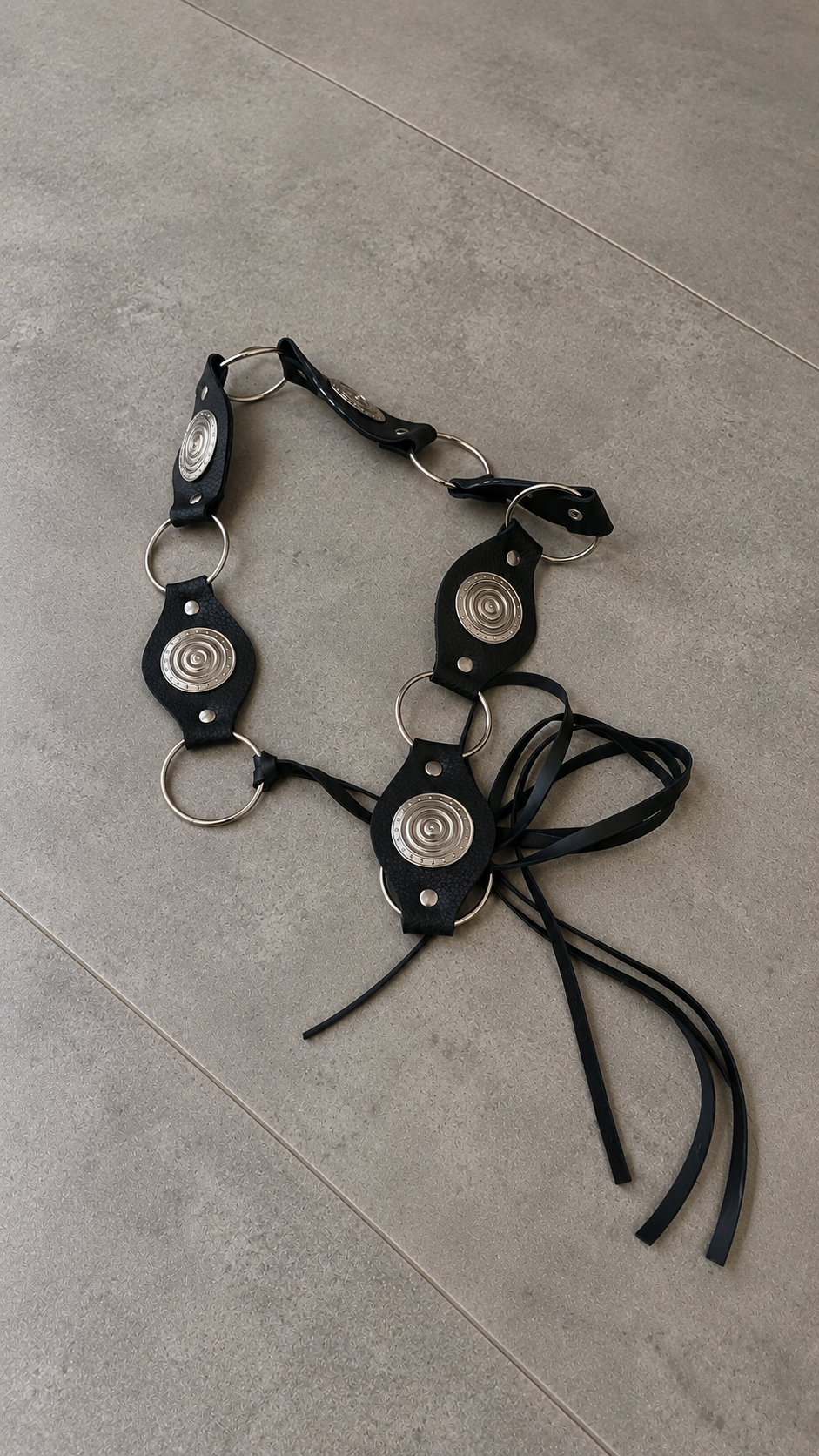 Cinto negro con aros